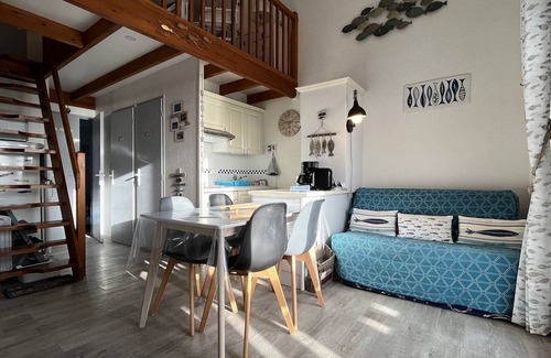 La Cotiniere Apartment | Cozy 2-room apartment, sleeps 4, sea view, near port, WIFI, parking, beach in St-Pierre-d'Oléron