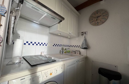 La Cotiniere Apartment | Cozy 2-room apartment, sleeps 4, sea view, near port, WIFI, parking, beach in St-Pierre-d'Oléron