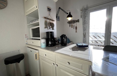 La Cotiniere Apartment | Cozy 2-room apartment, sleeps 4, sea view, near port, WIFI, parking, beach in St-Pierre-d'Oléron