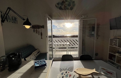 La Cotiniere Apartment | Cozy 2-room apartment, sleeps 4, sea view, near port, WIFI, parking, beach in St-Pierre-d'Oléron