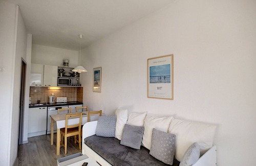 Reberty Apartment | Cozy 2-Room Apt for 4 - Ski-In/Ski-Out, South Balcony, Near Shops, Pet Friendly