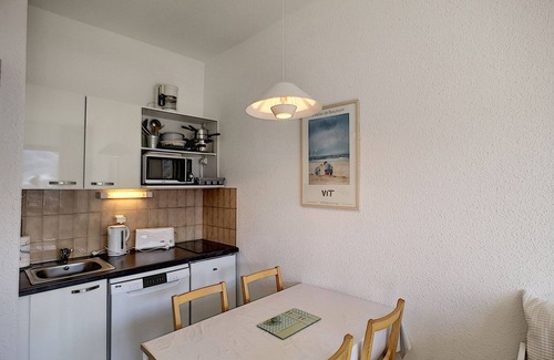 Reberty Apartment | Cozy 2-Room Apt for 4 - Ski-In/Ski-Out, South Balcony, Near Shops, Pet Friendly