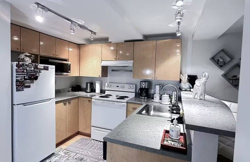 Belltown Condo | Cozy 2-Story Downtown Penthouse Studio/Space Needle View