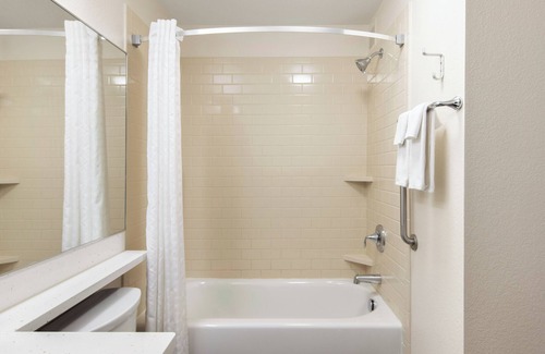 Anaheim Resort Hotel | Cozy 2 Unit Stay: Queen Beds, Full Kitchens, Parking, Fitness, Pool & Shuttle!