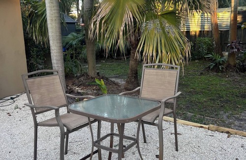 South Middle River Apartment | Cozy 260 sq ft Studio with Nature Views, Desk, and Full Laundry