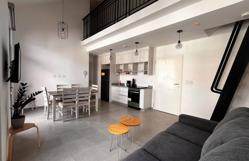 Santa Ana Apartment | Cozy 2b 2b loft with balcony & working space