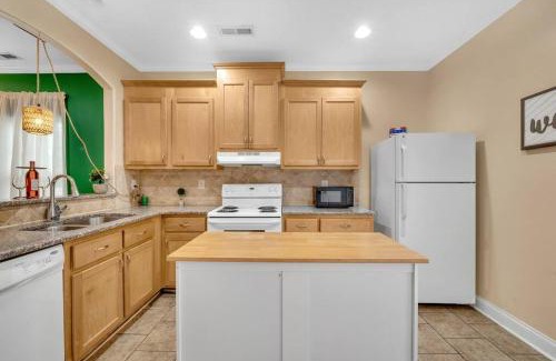 Concord House | Cozy 2B Townhouse - Hot Tub