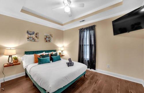 Concord House | Cozy 2B Townhouse - Hot Tub