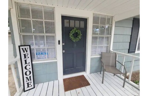 Pensacola Cottage | Cozy 2Bd/1Ba Cottage Minutes to Downtown and NAS!