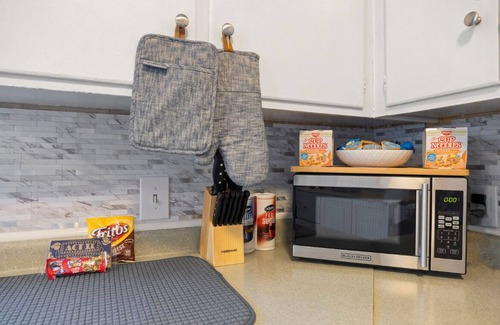 Lindley Park House | Cozy 2bd/1bth +80" TV Movie Room