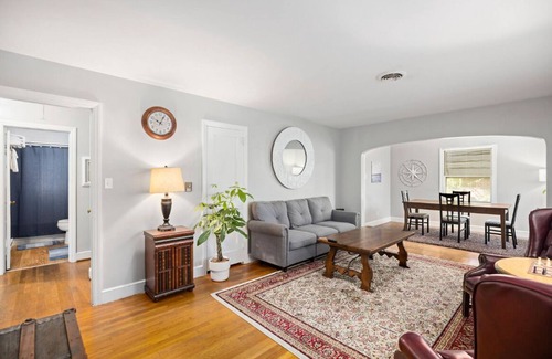 Lindley Park House | Cozy 2bd/1bth +80" TV Movie Room