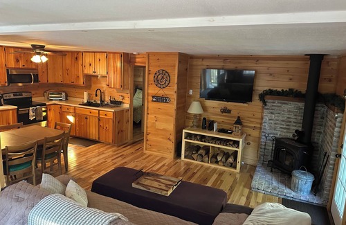 Chocorua Ski and Beach Cottage | Cozy 2BD Camp Cottage - Walk To Sandy Beach & Short Drive to North Conway
