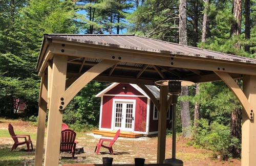 Chocorua Ski and Beach Cottage | Cozy 2BD Camp Cottage - Walk To Sandy Beach & Short Drive to North Conway