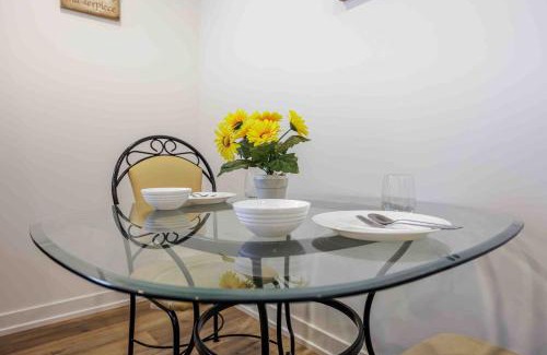Niagara Falls Apartment | Cozy 2Bed Home 6 minutes to the FALLS!