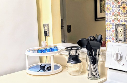 Greensboro Condo | Cozy 2BR/1BA Condo with Modern Furnishings, High-Speed Wi-Fi, In-Unit Laundry