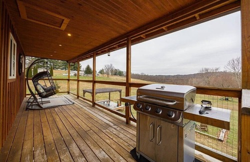West Columbia Cabin | Cozy 2BR 2Bath Cabin, minutes from OU, Hocking Hills, Zaleski Forest.