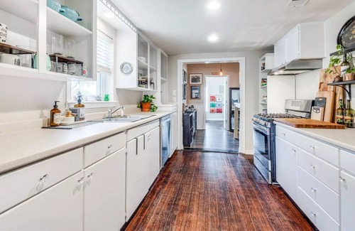 Roanoke House | Cozy 2BR, 2Bath Cottage in the heart of Roanoke, walking distance to Oak Street.