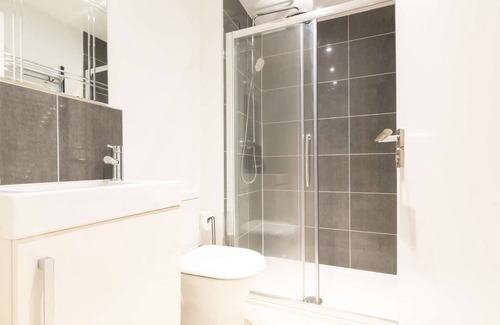 Southampton Apartment | Cozy 2BR Apt w/Modern Amenities