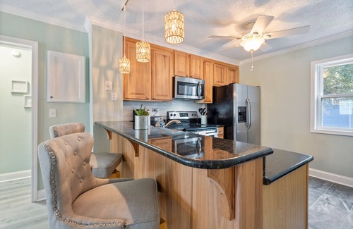 McCutcheon Field Condo | Cozy 2BR Beach Condo – Ocean Views, Balcony, Close to Shops and Dining