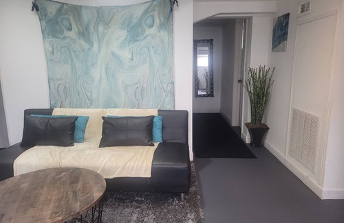 Brighton House | Cozy 2br bottom unit steps from Light Rail train