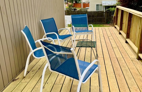 Edgewater House | Cozy 2BR Bungalow near Beach & Dock