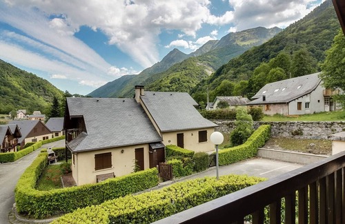 Cauterets Apartment | Cozy 2BR Chalet for 6 with Parking, WiFi, Terrace & Balcony – Close to Ski Lift
