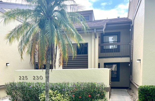 East Lake Woodlands Condo | Cozy 2BR condo w/Pool in Gated community. close to beaches/resturants/shopping