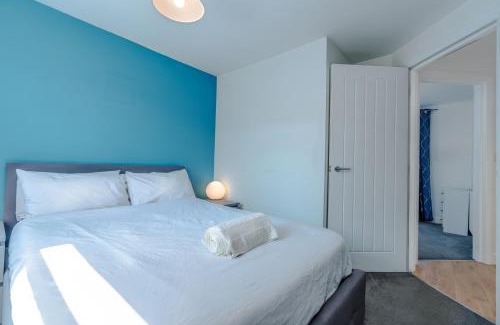 Chute Forest Apartment | Cozy 2BR flat near Stonehenge w/Juliette balcony