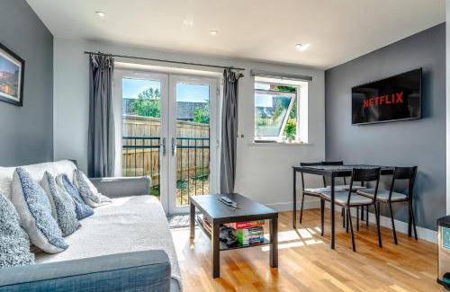 Chute Forest Apartment | Cozy 2BR flat near Stonehenge w/Juliette balcony