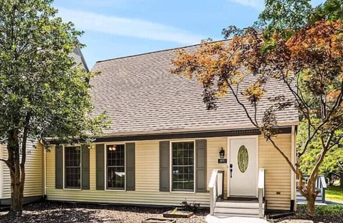 Easton House | Cozy 2BR Home near Idlewild Parkn