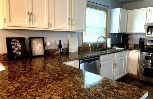 Mansfield House | Cozy 2BR home near Ohio State Reformatory!