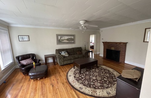 Lexington House | Cozy 2BR house behind Lexington BBQ