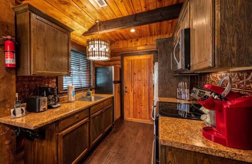 Topton Cabin | Cozy 2BR Lake Cabin – Dock, Hot Tub, Views -Lake Nantahala