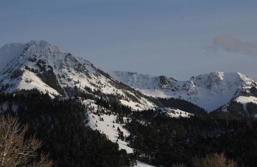 Emigrant Apartment | Cozy 2BR Lodge Apartment with Mountain Views Historic B Bar Ranch Getaway