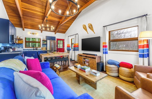 Alma House | Cozy 2BR Mountain Cabin, Hot Tub, Fire Pit, Yoga, 20 Min to Breck
