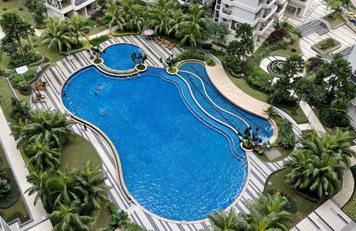 Central District Condo | Cozy 2BR Muji Gem: Beach Escape with Blazing Fast WiFi, Just 2 Mins to the Beach