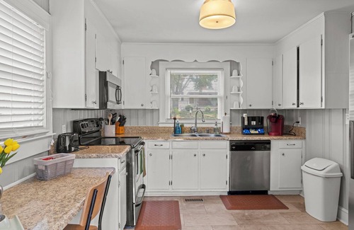 Sans Souci House | Cozy 2BR Near Furman & Downtown, Fenced Yard