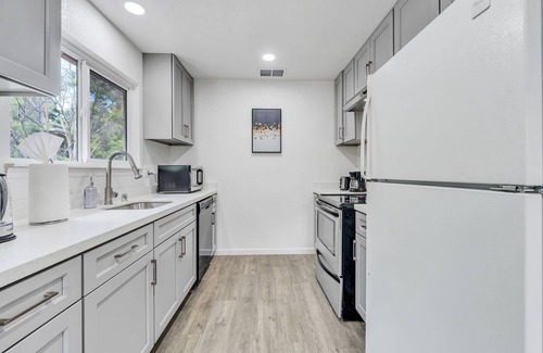 West San Jose Apartment | Cozy 2BR near Santana, w fast Wi Fi