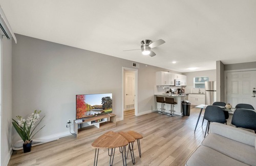 Hyde Park Apartment | Cozy 2BR Near UT | HydePark | Evonify 9790