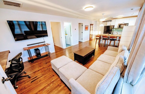 Arlington House | Cozy 2BR Retreat Free Parking & BBQ Pet is ok 10 minutes to downtown DC!