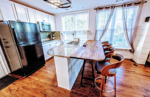 Arlington House | Cozy 2BR Retreat Free Parking & BBQ Pet is ok 10 minutes to downtown DC!