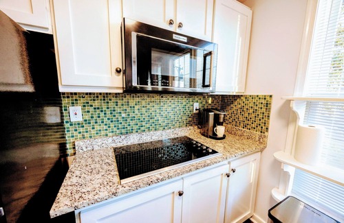 Arlington House | Cozy 2BR Retreat Free Parking & BBQ Pet is ok 10 minutes to downtown DC!