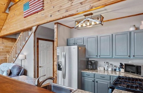 Purlear House | Cozy 2BR with AMAZING views in Buck Mountain