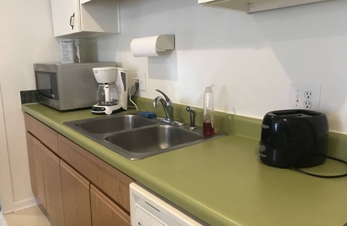 Adrian Apartment | Cozy 2nd story Flat near downtown