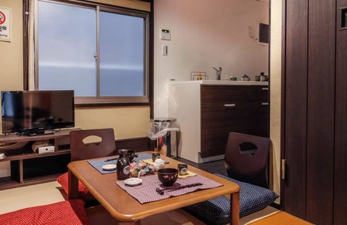 Shikitsuhigashi Apartment | Cozy 3 - 6 - guest homestay. Quick subway to key spots & airports.