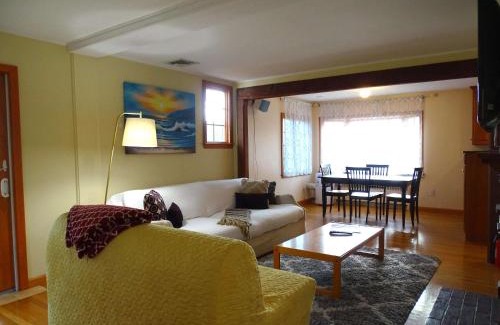 Lexington House | Cozy 3 BDR House in Lexington MA