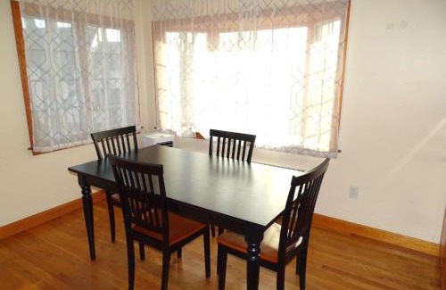 Lexington House | Cozy 3 BDR House in Lexington MA