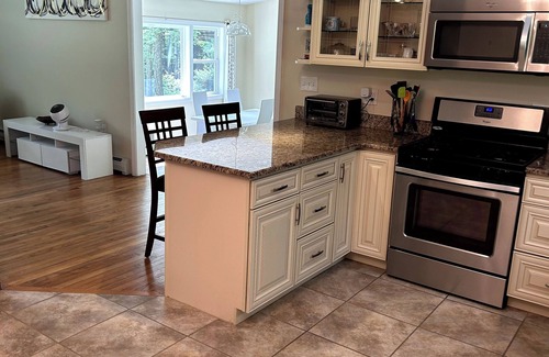 Storrs House | Cozy 3-bed 1.5 baths 1 mile from UConn campus. WiFi AC Patio Kitchen Dining room