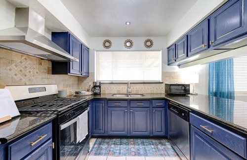 Houston House | Cozy 3 bed 2 bath 17 min from Bush airport. Monthly stays.