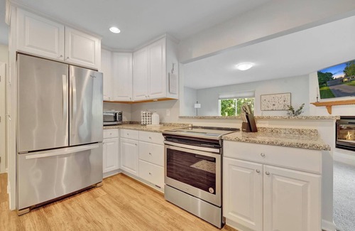 Oxford House | Cozy 3 bed Ranch w/Fenced yard minutes to downtown Lake Orion and Oxford